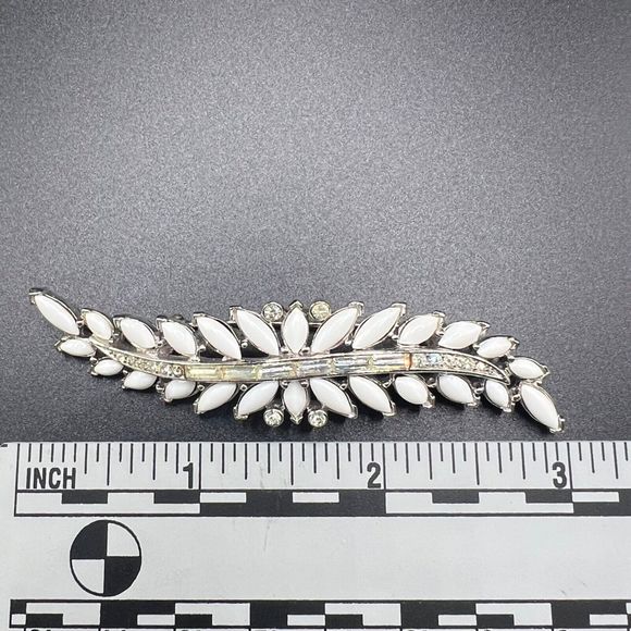 Vintage CROWN TRIFARI Feather Brooch Pin Milk Glass Clear Rhinestone Signed RARE - Picture 10 of 11